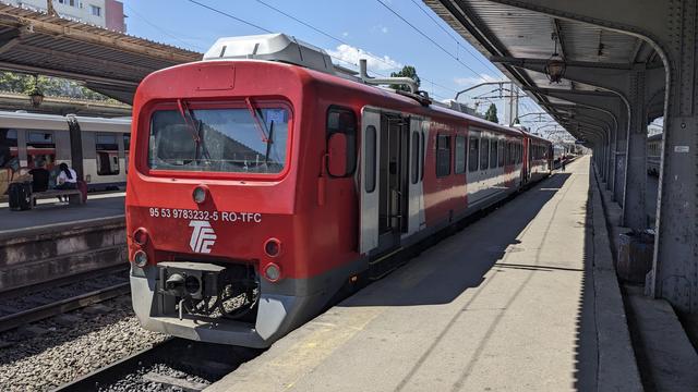 A cute small, red DMU in Bucuresti Nord.