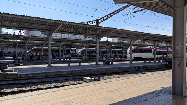 Tracks of Bucuresti Nord. There's an electric locomotive, a TALENT, a Desiro and an IC MG.