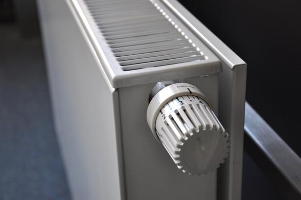 Foto van een radiator met aan de voorkant een dicht paneel en aan de bovenkant een rooster een knop op stand 3,5.
Bron: Pixabay / ri