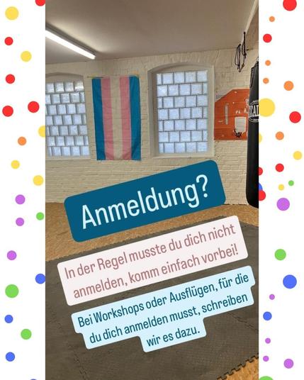 Bild von einem Raum mit einer Trans Flagge und davor ein Text: "Anmeldung? In der Regel musst du dich nicht anmelden, komm einfach vorbei! Bei Workshops oder Ausflügen, für die du dich anmelden musst, schreiben wir es dazu.".