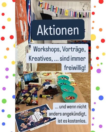 Bild von einem Tisch mit Bastelsachen. Davor ist ein Text: "Aktionen; Workshops, Vorträge, Kreatives, ... Sind immer freiwillig! ... Und wenn nicht anders angekündigt, ist es kostenlos.".