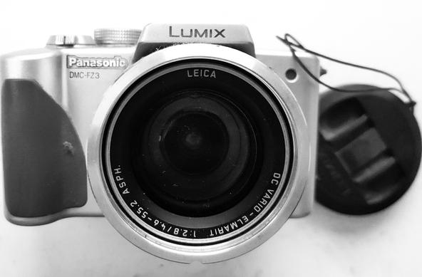 Ein frontales Foto von einer gebrauchten Panasonic FZ3.
Eine Kamera die im Jahr 2005 auf den Markt gekommen ist.