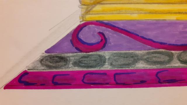 Detailaufnahme vom unteren Rand des Motivs. Teil der folgenden Streifen untereinander. Gelb mit Stufenstreifen, darunter magenta Spirale auf lila, darunter grau mit grauen Steinen und darunter magenta mit nach links schattierten abgerundeten Rechtecken.