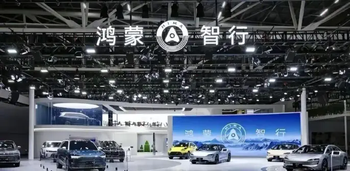 <p>中国自動車大手の上海汽車集団（上汽集団）は4月29日、中国（上海）自由貿易試験区臨港新エリア管理委員会と、完成車生産と電池供給プロジェクトについて、契約を結んだ。　　</p>
<p>上汽集団は今年2月、通信機器大手の華為技術（ファーウェイ）と新たな電気自動車（EV）ブランド「尚界（SAIC）」の共同開発に関する協力協定を締結した。「尚界」はファーウェイの基本ソフト（OS）「鴻蒙（ハーモニー）」を搭載する技術ブランド「鴻蒙智行（HIMA）」の5番目となる。　</p>
<p>集団で尚界協力事業部を担当する祝勇氏によると、「尚界」はファーウェイのスマートモビリティーソリューションを搭載し、ファミリーや若いホワイトカラーなどをメインのターゲット層とする、中・高級スマートEVである。第1弾モデルは今年秋に発売し、価格帯は20万元（約400万円）程度の予定。スポーツタイプ多目的車（SUV）モデルを主軸とし、発売当初の年間生産能力は約25万台を計画する。　</p>
<p>新エネ車産業は臨港新エリアをけん引する産業の一つで、「尚界」プロジェクトの進出は、産業規模のさらなる拡大につながる見通し。管理委員会ハイテク産業・科学技術革新処の李向聡副処長は「プロジェクトの導入により、臨港新エリアの新エネ車産業はテスラと上汽集団傘下のEVメーカー・智己汽車科技の二極から多極への移行が進み、産業規模は3千億元台に躍進する」との見通しを示した。上汽集団と寧徳時代新能源科技（CATL）が共同出資する動力電池メーカー、上汽時代動力電池系統の車載電池プロジェクトも同時に進出する。　</p>
<p>臨港新エリアには、自動車関連企業200数社が集積する。うちカーエレクトロニクス関連が50数社、ソフトウエア関連が20数社を数え、製造、研究開発、検査測定を一体化した自動車産業エコシステムが構築されつつある。【新華社上海】</p>
<blockquote class="wp-embedded-content"><p><a href="https://36kr.jp/330856/">中国首位陥落の上海汽車、ファーウェイと組み反転攻勢狙う。EV連合「鴻蒙智行」、第5ブランド「尚界」立ち上げ</a></p></blockquote>
<p></p>