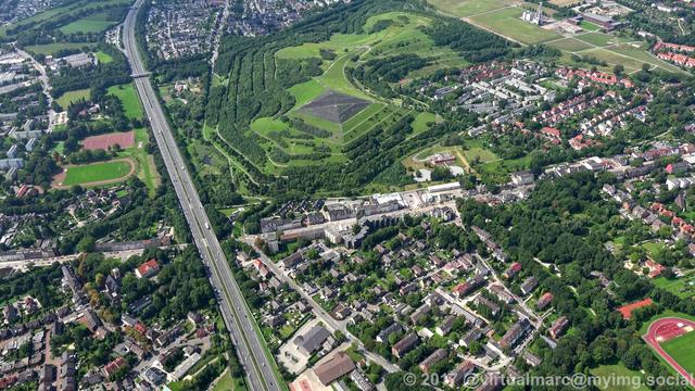 An aerial photo of the Rungenberg spoil heap (Rungenberghalde) in Gelsenkirchen.
