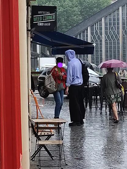 Photo
Rouen
Place du Vieux Marché
Il pleut
Deux personnes parlent devant Weed Corner
Des passants tiennent des parapluies