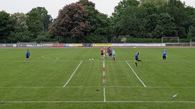 Faustball: Die Angreiferin in der rechten Spielfeldhälfte setzt gerade zum Schlag an.