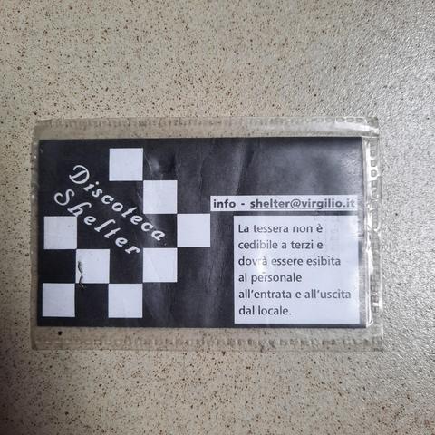 La tessera dello Shelter. Locale Dark/Gothic di Colturano.