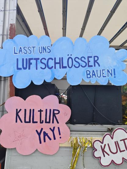 Transparent auf der Kulturdemo: " Lasst uns Luftschlösser bauen." "Kultur yay"