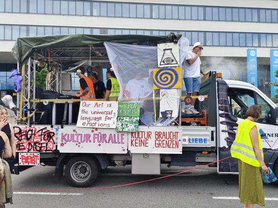 Demo-Wagen des Kollektivs "Reich für die Insel" mit diversen Transparenten.