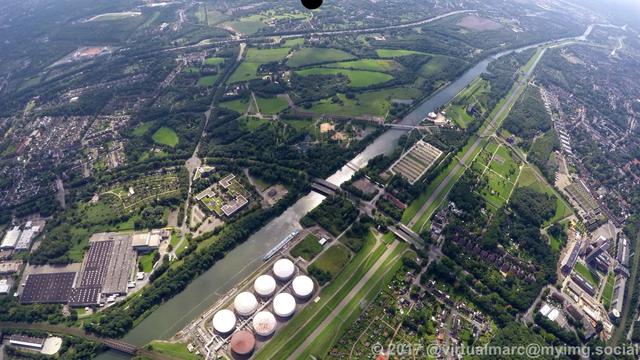 An aerial photo of the Rhine-Herne Canal and the Emscher River. The Nordstern Park can be seen at the right.
