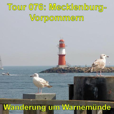 Auf dem Bild ist eine Küstenlandschaft zu sehen. Im Mittelpunkt steht ein rot-weißer Leuchtturm, der auf einem Felsdamm im Meer errichtet wurde. Im Vordergrund befinden sich zwei Möwen, eine davon im Profil, die auf einem Holzpfahl sitzt. Hinter der Szenerie ist das Meer, und man kann eine Person erkennen, die auf den Felsen zum Leuchtturm hinübergeht. Weiter links im Bild ist ein Wassersportler, der anscheinend auf einem kleinen Boot oder einem Surfbrett fährt. Der Himmel ist nebelig, was auf ein trübes Wetter hindeutet, und die Wasserfläche wirkt ruhig.