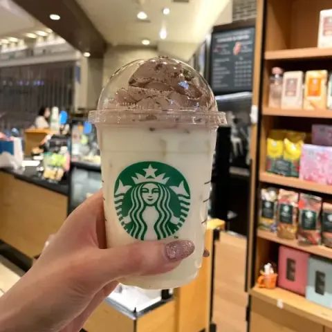 新千歳空港だけの「スタバ」メニュー知ってる?北海道で絶対味わいたい、雪をイメージしたドリンクを飲んでみた