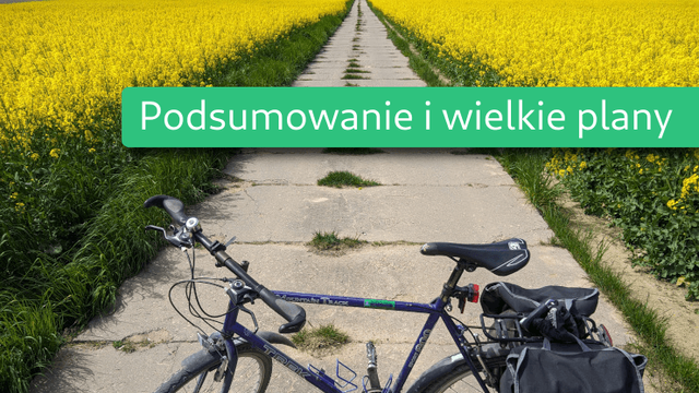 Obrazek wyróżniający dla wpisu „Cztery miesiące na rowerze”. Na tle drogi z betonowych płyt prowadzącej przez pola kwitnącego rzepaku stoi granatowy rower trekingowy z czarnymi sakwami na bagażniku.