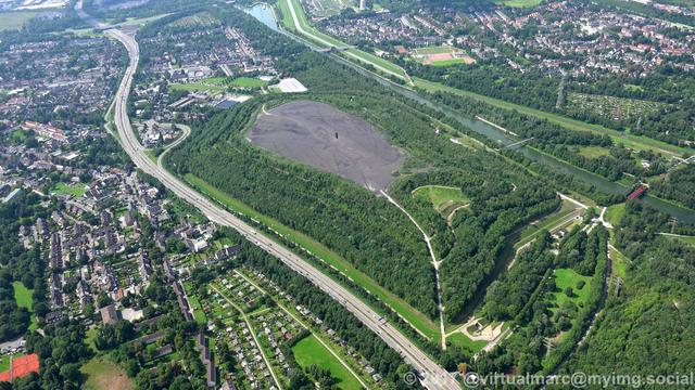 An aerial photo of Essen Altenessen Nord, with the Schurenbach spoil heap (Schurenbachhalde) on the right.