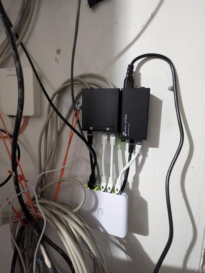 Kabelkram aus drei Kästchen an einer Wand