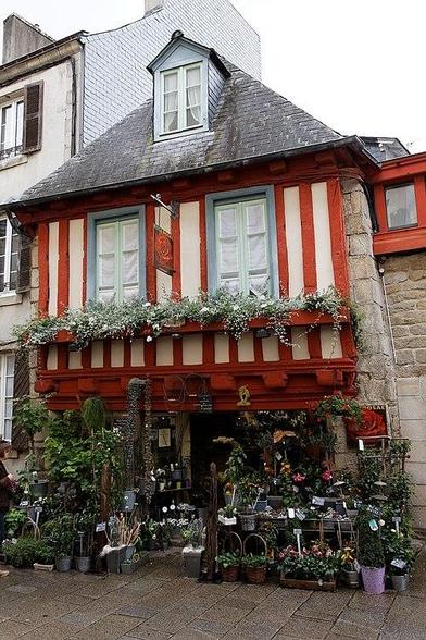 Maison à #Quimper (#Finistère) Façade en pans de bois et crépissage sur lattis. Maison appartenant au quartier ancien de la ville. Construction XVIIe siècle. Façade sur rue et versant de toiture correspondant (...
Suite 👉 https://monumentum.fr/monument-historique/pa00090372/quimper-maison
#Patrimoine #MonumentHistorique
Photo CC-BY-SA 4.0 : Thesupermat