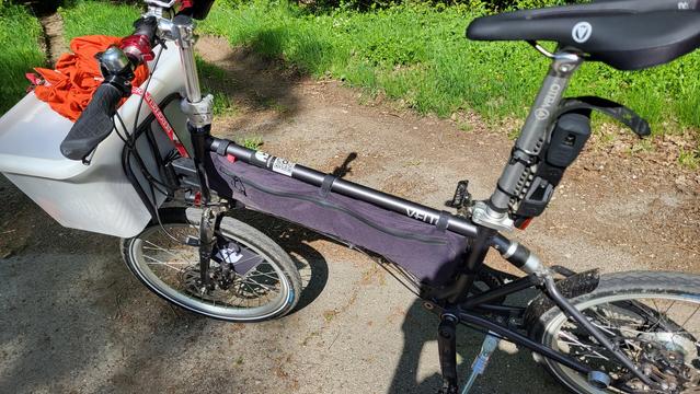 Klapprad mit Rahmentasche und einer weißen Kiste vorn drauf.