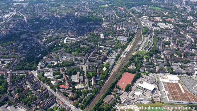 An aerial photo of the Essen West station with the ice sport arena. You can also see the Heinz-Nixdorf-Berufskolleg and the Berufskolleg West.