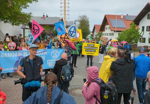 Beginn der Demonstration in Reichling. Zu sehen sind Banner und Transparente, beispielsweise "Stoppt Gasbohrungen in Bayern" und Logos von HeathForFuture und XR.