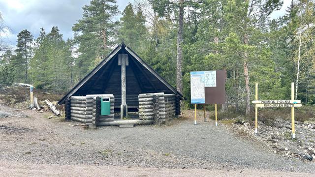 Ulkoilureitin lepopaikka. Kotamallimem laavu ja reittien sekä polkujen opasteita.