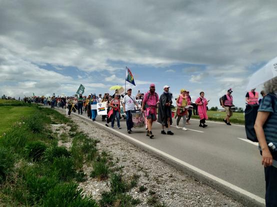 Demonstration in Reichling gegen Erdgas-Bohrungen, hinterer Teil in Straßenbreite