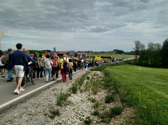 Demonstration in Reichling gegen Erdgas-Bohrungen, vorderer Teil in Straßenbreite - auf dem Weg zur Bohrstelle zwischen Naturschutz- und Trinkwasserschutzgebiet