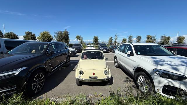 Derselbe Fiat 500, diesmal von vorn aufgenommen.