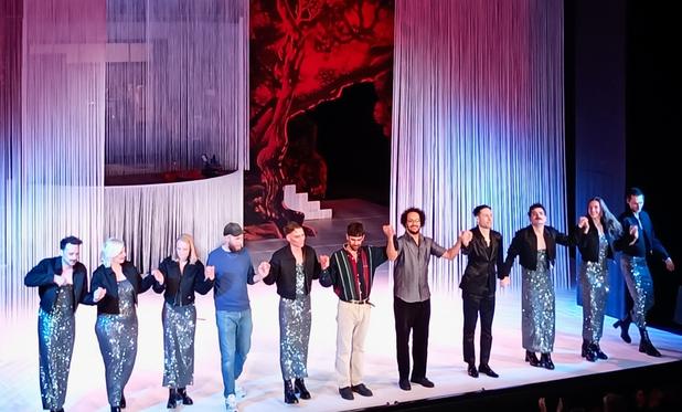 Die 7 Darsteller:innen und das Regieteam verbeugen sich.