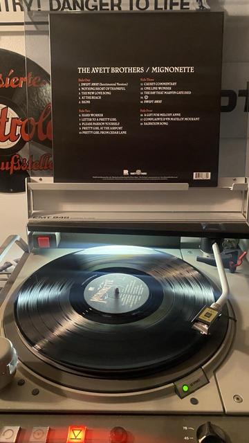 Vinyl Schallplatte der US amerikanischen Tanzkapelle „The Avett Brothers“ mit dem Titel „Mignonette“ auf einem Plattenspieler.