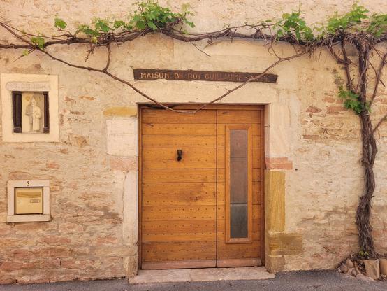 Porte en bois et maison en briques : maison de Roy Guillaume XVIe siècle
