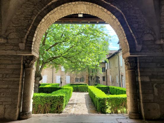 Cloître de l'abbaye de Tournus