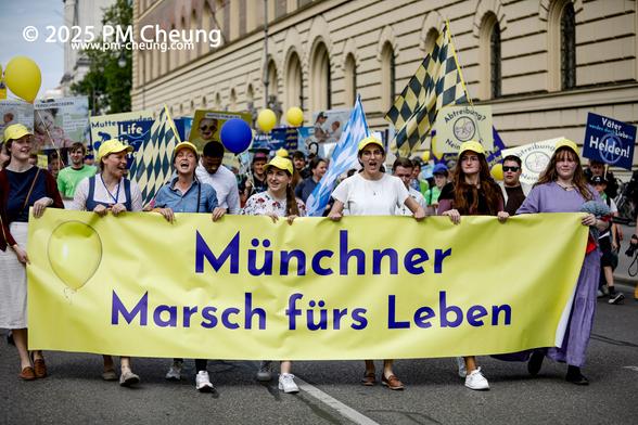 Das Banner vom Verein „Stimme der Stillen e.V.“ mit der Aufschrift "Münchner Marsch fürs Leben".