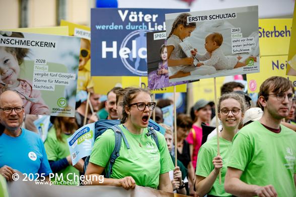 Noch mehr Teilnehmer*innen des christlich-fundamentalistischen Marsch. Viele trugen Schilder mit sich.
