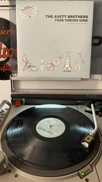 Vinyl Schallplatte „The Avett Brothers-Four Thieves Gone“ auf einem Plattenspieler.