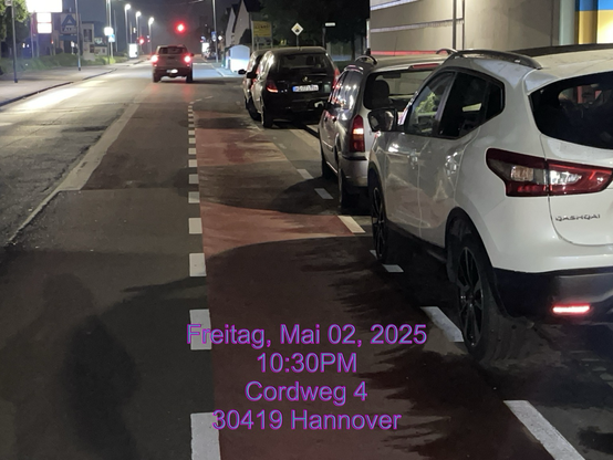 Fahrrad- Blut- Streifen Ohne Dooring Zone zu den Illegalen offiziellen öffentlichen Autolagerflächen - Am DB- Bahnhof