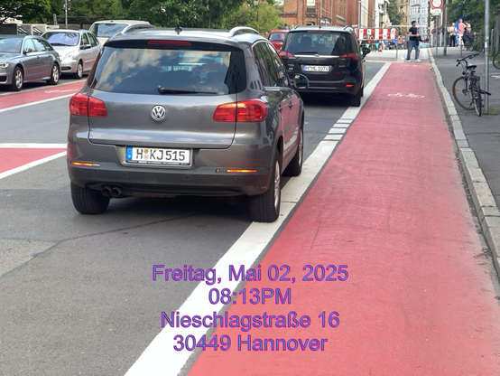 Dadurch Das Die Straße zur Sackgasse Umgebaut wurde-Steht gewohnheitsmäßig die Autogewalt Blockade- Unmittelbar an dem Fahrradschutzstreifen