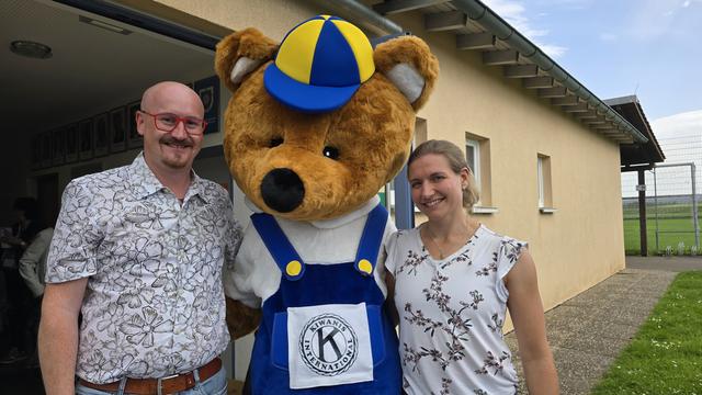 Steffi und ich, und in der Mitte der neue, noch nicht benannte Kiwanis bär, in dem gestern unser Freund Olli aus Melle steckte