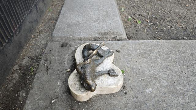 The same statue of a dead squirrel from another angle.