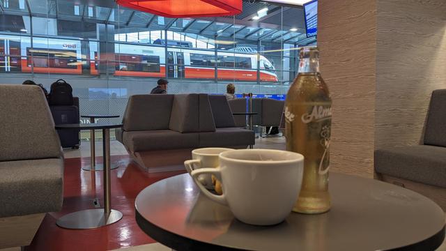 A table with tea, coffee and Almdudler in the ÖBB Lounge Vienna.