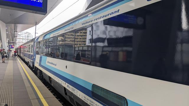 A MÁV restaurant carriage coupled to CFR carriages in Vienna.