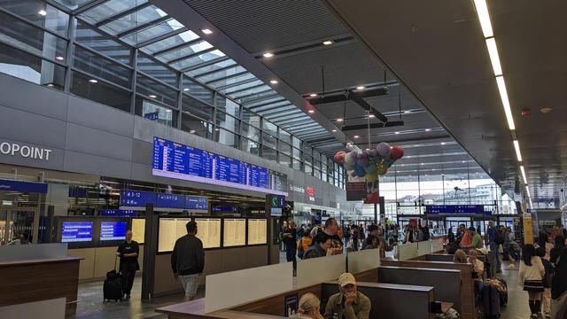 Main hall of Vienna Hbf station.