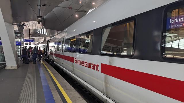 A Bordrestaurant carriage in an ICE T from outside. Some people are boarding the carriage after.