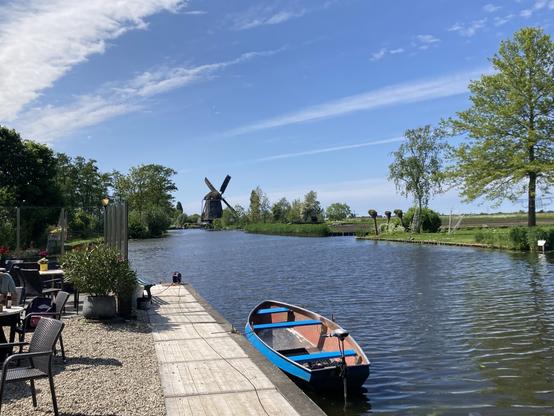 Water molen en een roeiboot bij terras van ‘klein Giethoorn’ in Hazerswoude.