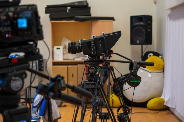 Kamery BMD Studio a BMD URSA Broadcast s obrovským plyšovým Linux "Tux" tučňákem v pozadí.
Školicí centrum Silicon Hill - Praha, Strahov

Více o akci: https://f.cz/@profi_livestreaming_czsk/114206151259438614