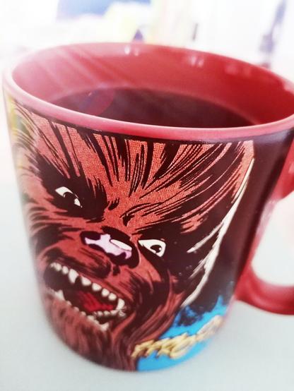 Eine große Tasse gefüllt mit Kaffee. Auf der Tasse ist ein Bild von Chewbacca gedruckt