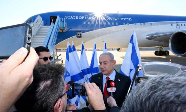 Imagen de archivo de Netanyahu en el aeropuerto de Ben Gurión (Anadolu via Getty Images)