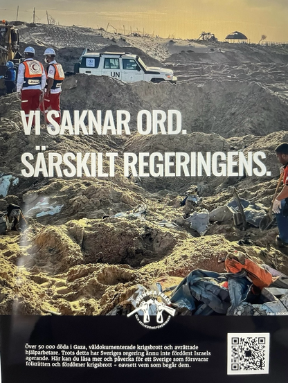 Bilden visar ett krigshärjat landskap. Det påminner om en öken, men med rester av hus, en bil som det står UN på och några hjälparbetare. Mitt i bilden står det med vit text: "Vi saknar ord. Särskilt regeringens." Undertill i bild finns svenska freds logga och den text som citerades i posten ovan.