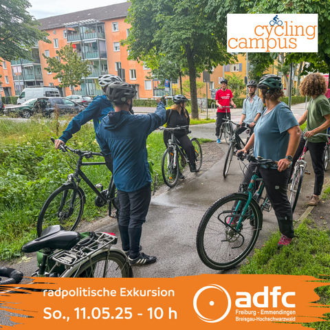 Eine Gruppe von Radfahrern steht auf einem Weg - ein Radfahrer zeigt und erklärt etwas-