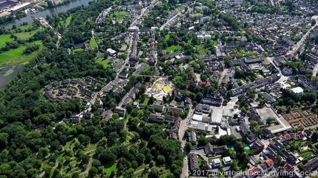 An aerial photo of Essen Heisingen. You can see multiple living quaters sourrounded by trees. There is a big park in the bottom left of the image.
You can see part of the ruhr river in the top left.